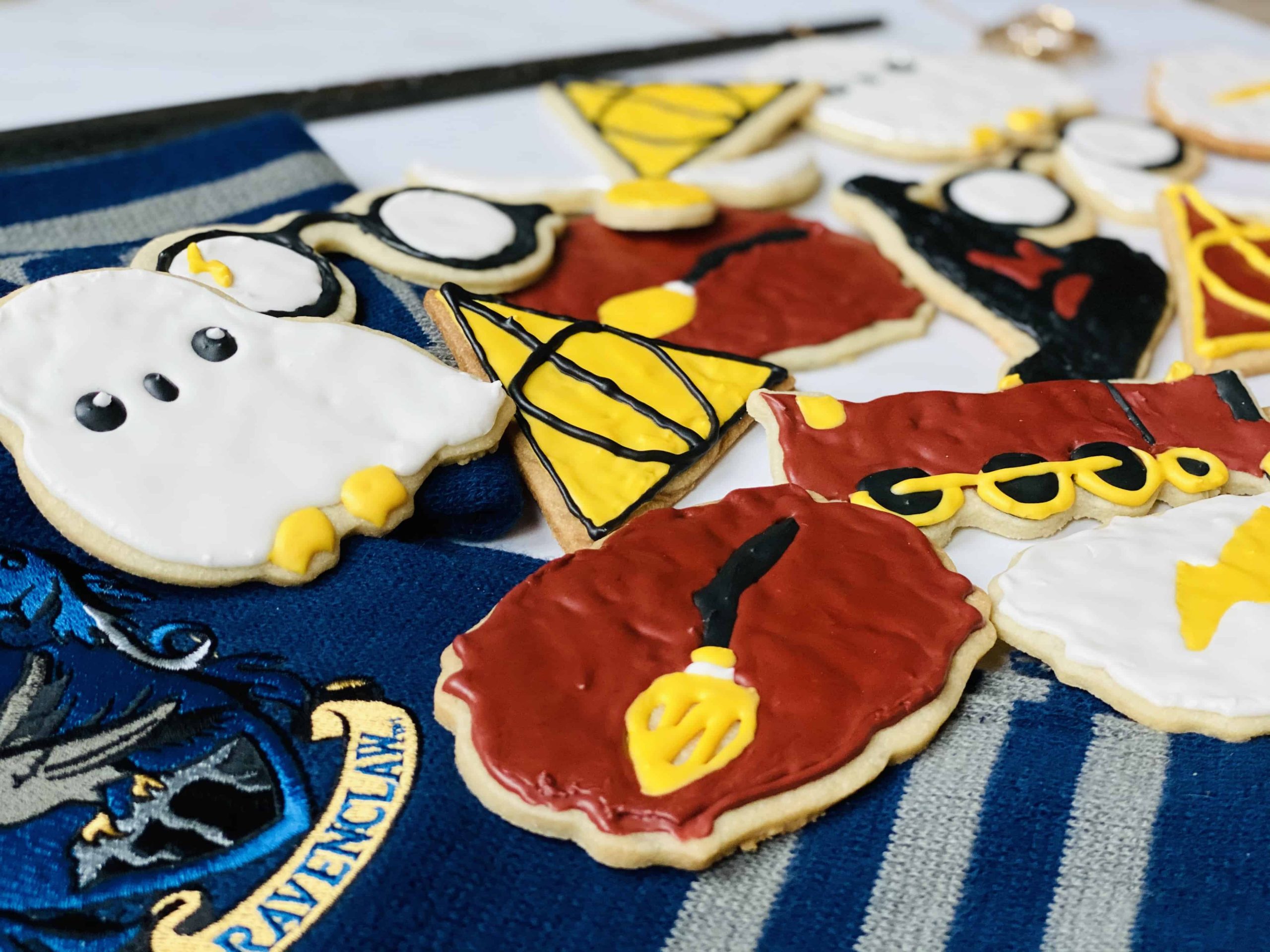 A dozen decorated sugar cookies on a marble table.